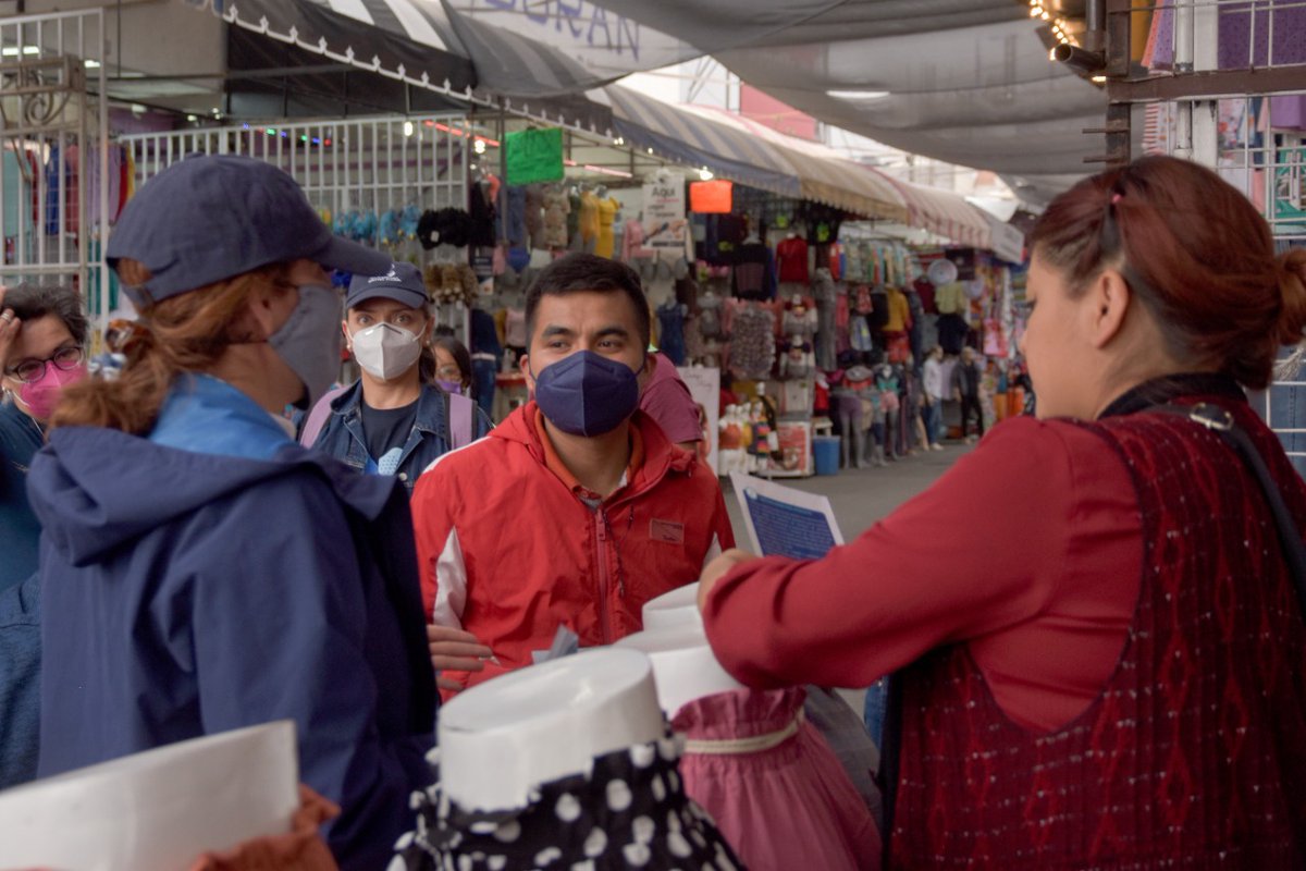 Ivonnebustmx's tweet photo. Recorrimos el mercado de Chiconcuac, escuchando a la gente trabajadora, molesta porque les cerraron sus negocios sin previo aviso, afectando su economía y temen que vuelva a repetirse en unas semanas. Se necesita un gobierno de acciones y no de palabras. #CuidemosHoyNuestroFuturo https://t.co/DMnJDGPYrB