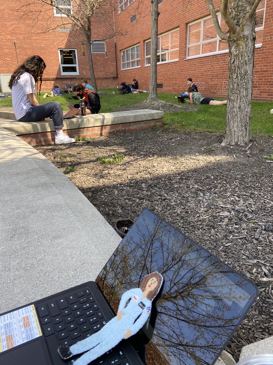 HINeSMnSTEM's tweet image. Enjoying the 🌞 #FlatSally leading students in flat scientist research. Shout out to @Mrs_Jameson_CF for teaching us about research databases @galecengage @EBSCO and citations @noodletools #cfevs #cfevsHOME #cfevsconnected