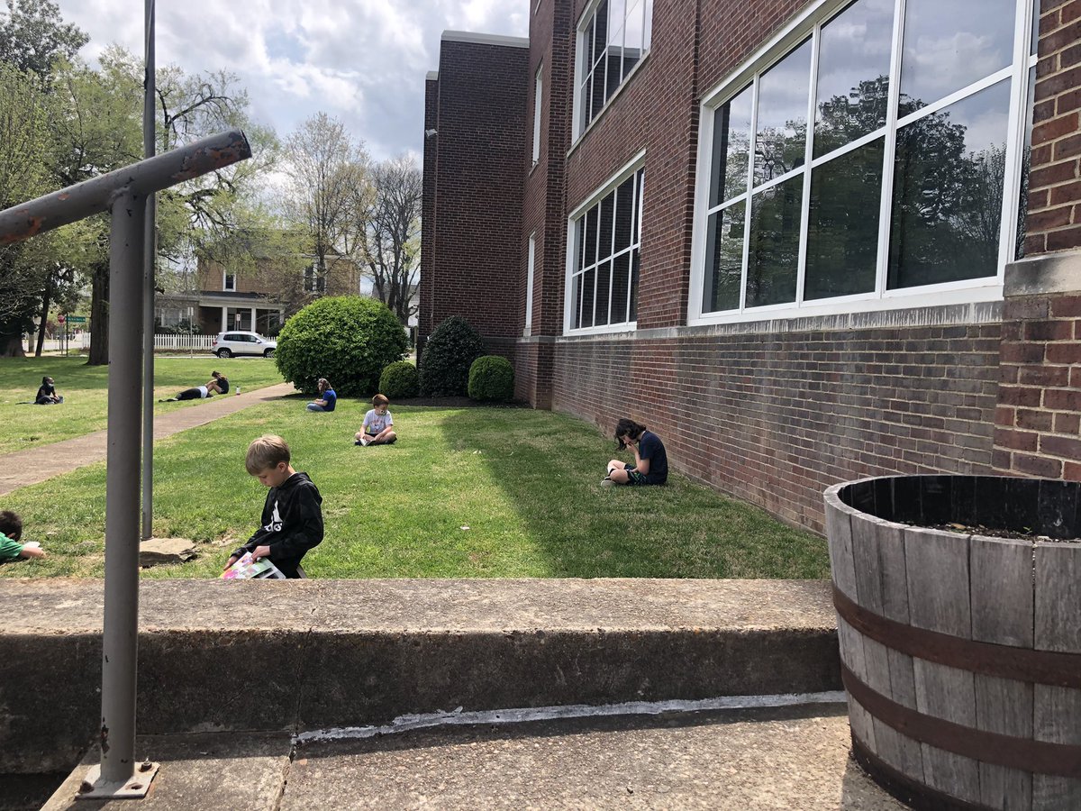 GNisiotis's tweet image. When the weather is this beautiful, we take full advantage! Reading our new books that we checked out yesterday from @WBE_Library ☀️ 📚 💐 🌱