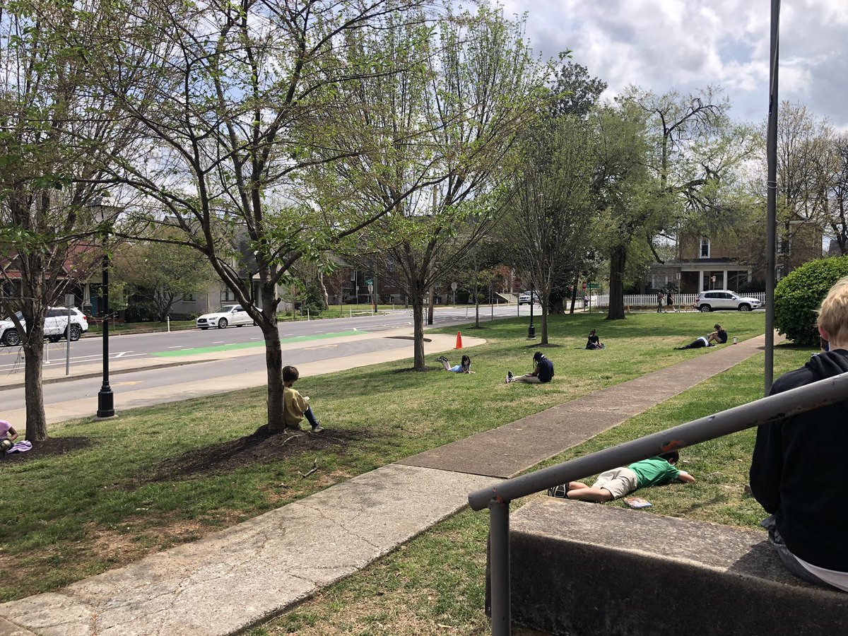 GNisiotis's tweet image. When the weather is this beautiful, we take full advantage! Reading our new books that we checked out yesterday from @WBE_Library ☀️ 📚 💐 🌱