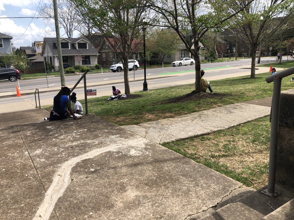 GNisiotis's tweet image. When the weather is this beautiful, we take full advantage! Reading our new books that we checked out yesterday from @WBE_Library ☀️ 📚 💐 🌱