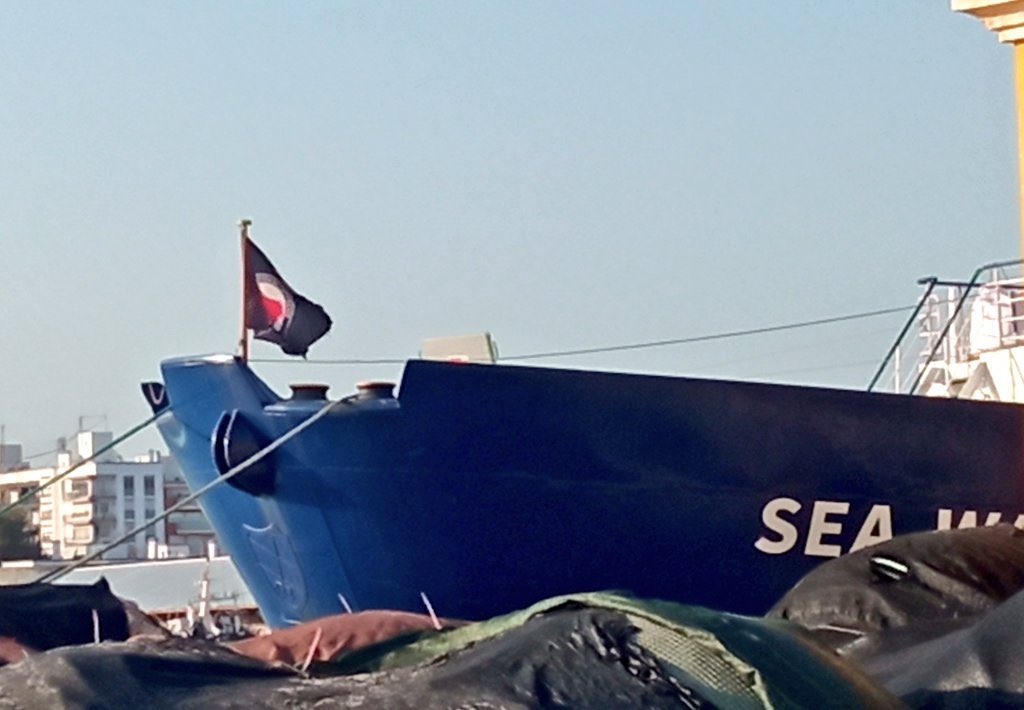 Le drapeau #Antifa accroché sur la proue du #SeaWatch4, le navire qui va chercher les #Migrants en mer.

#ExtrêmeGauche #IslamoGauchisme #Immigration 

lesobservateurs.ch/2021/04/07/ref…