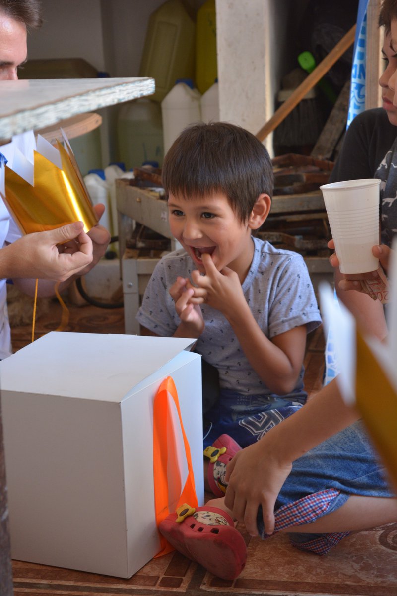 En el día mundial d la salud, reforzamos la importancia d festejar en la niñez. Según <a href="/ODSAUCA/">Observatorio de la Deuda Social Argentina (UCA)</a>, el festejo de cumpleaños es un estímulo intelectual y emocional esencial en el sano desarrollo de niños. 
En Festejo, las cajas que entregamos contribuyen a la salud de cientos como el