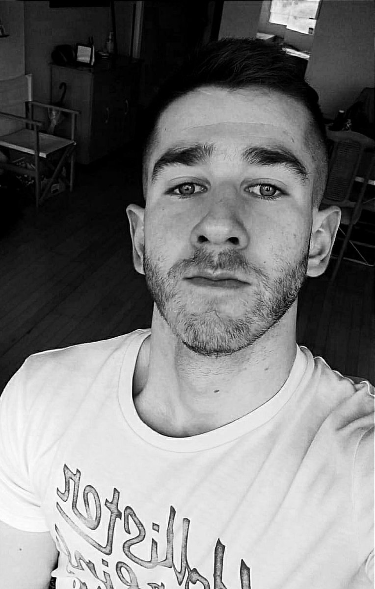 Joanpons_17's tweet photo. M'he tallat el monyo ara que ve el caloret ☀️☀️⛱️ https://t.co/BxClUbFi9M
