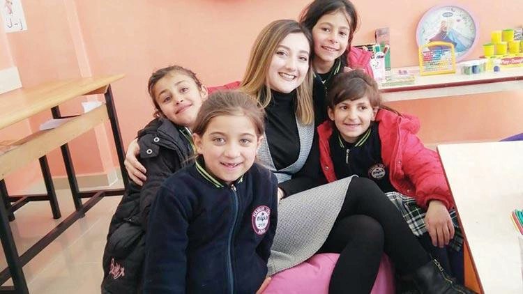 Öğretmen adayı Ezgi Tuna, ‘En Uzak Köye En Yakın Destek’ diyerek 60 üniversiteli arkadaşıyla beraber yaklaşık 400 köy okuluna ve öğrencilere yardımda bulundu.