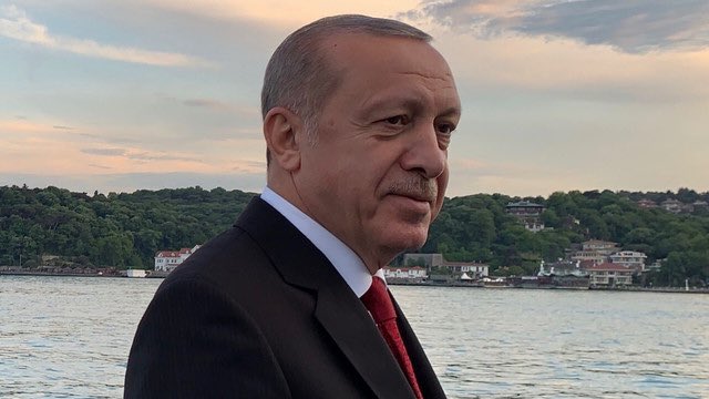 Biz bu Adamı 100 sene bekledik...
Size yedirirmiyiz?
Sadece arkasında değiliz, çepeçevre etrafında kenetlendik!
Ölümüne!