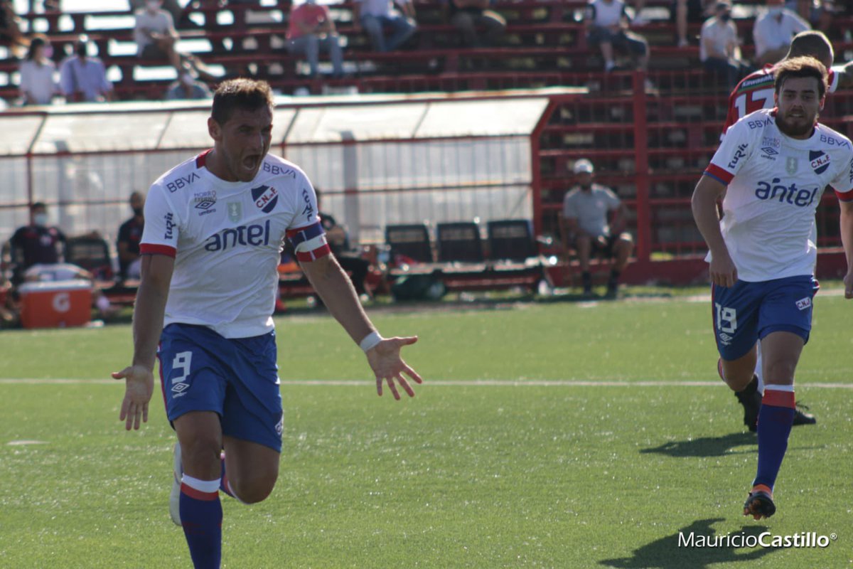 F_Bertolini's tweet photo. 📸 @mcastillodutra con las fotos del goleador campeón Gonzalo Bergessio. @RadioUruguayUy @RadioUruguayUy https://t.co/Gz9j3f46f5