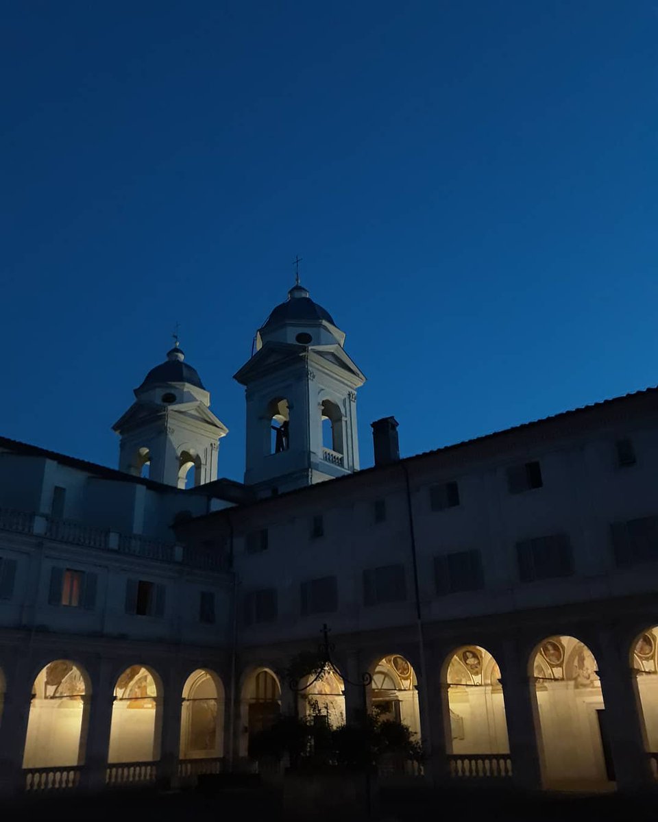 Turismoromaweb's tweet photo. Avete mai sentito parlare del Quadrante solare del convento di Trinità dei Monti? La volta dipinta del corridoio delle anamorfosi,  quando viene colpita dal riflesso di uno specchio, ci dà l’ora di Roma, dei  continenti e informazioni sul tramonto. 

📸 IG enricomattioni https://t.co/OkajItx38I