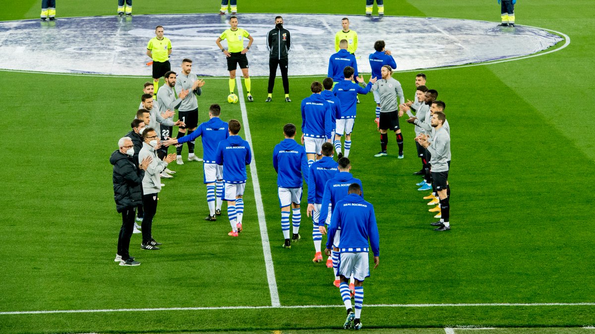 AthleticClub's tweet photo. 👏 Pasillo al campeón de Copa 2019-20 🏆

Zorionak, @RealSociedad‼️

#RealSociedadAthletic #AthleticClub 🦁 https://t.co/B9F4ZsSxaC
