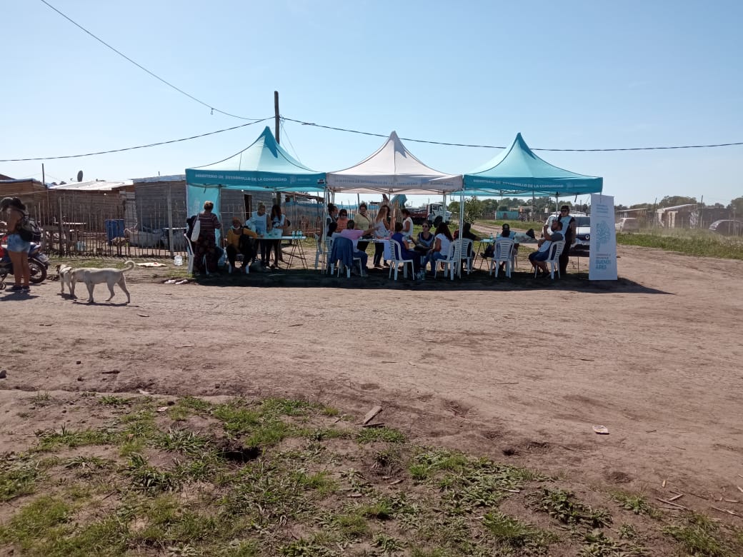 SubseHabitatBA's tweet photo. El Gobierno provincial continúa registrando las necesidades de las familias que habitan el predio ex planeadores en Los Hornos y brindando servicios en todas las áreas, a través de la #ComisiónInterministerial y en el marco del #PlandeUrbanizaciónIntegralLosHornos. https://t.co/5Zy5SLi8zI