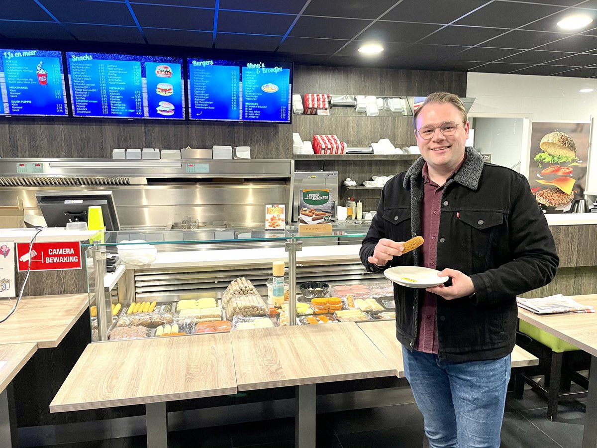 Op advies van <a href="/MarjolijnVeens2/">Marjolijn Veenstra</a> <a href="/PvdD_Almere/">Partij voor de Dieren Almere</a> een keertje #vegan 🌱 gegeten. 

Was niet verkeerd dat kroketje bij de snackbar. 💚😉

#voedselstrategie #raad036