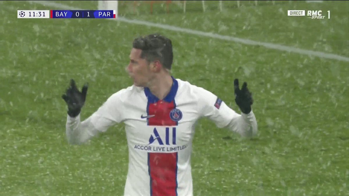 RMCsport's tweet photo. ❌ Draxler pensait avoir marqué le but du break... mais Mbappé était hors-jeu au départ de l'action. Paris est dans le coup ! https://t.co/uqoUicOaka