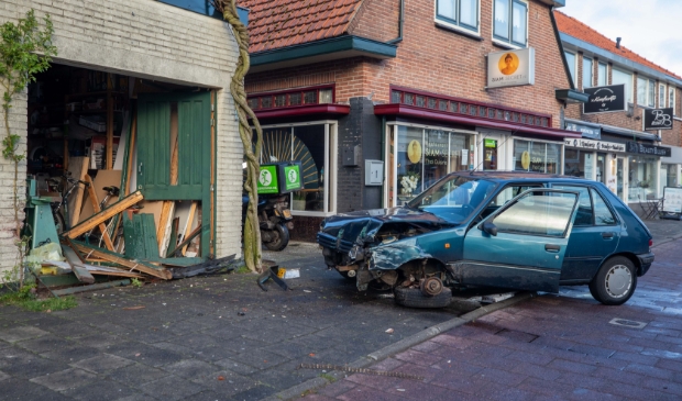 Schade na ongeval op Dr. P.J.H. Cuypersplein - ..