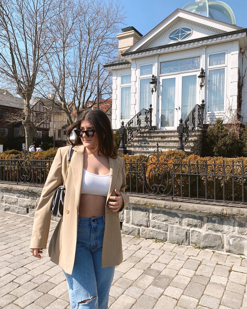 It's the outfit for me! 🤩 Our organic cotton bralettes are the perfect piece to throw under blazers like this.
( #📷 @keepingupwithamm )