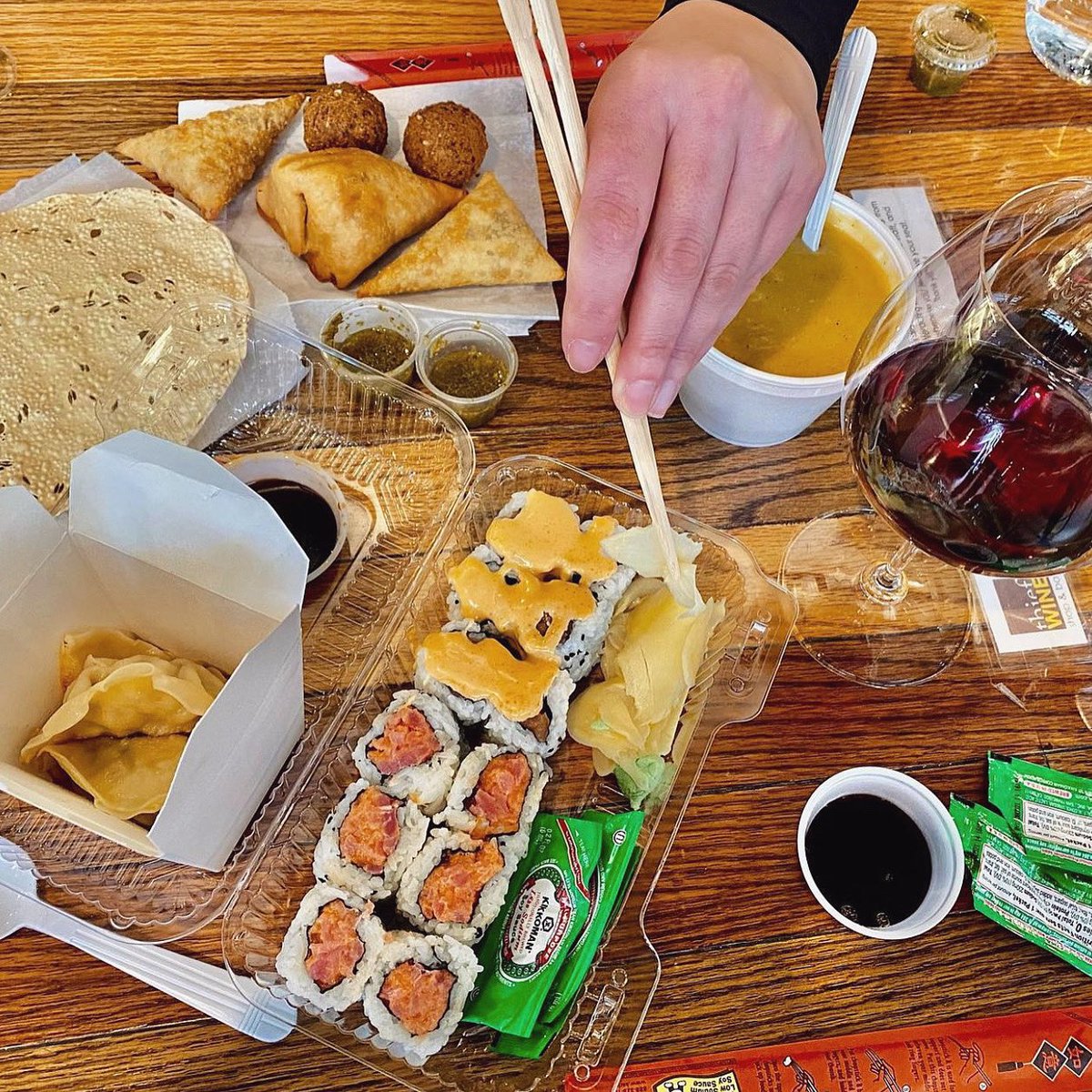 MKEPublicMarket's tweet photo. This is what we call a proper lunch smorgasboard 😋
Featuring:
🍣 sushi & gyoza @Thainamite
🧆 falafel, samosa & lentil soup from Aladdin’s
& a carafe of red wine @thiefwine 🍷
Thank you for continuing to support our small businesses at the Market! #MKEitLocal https://t.co/EMnfp24FYa