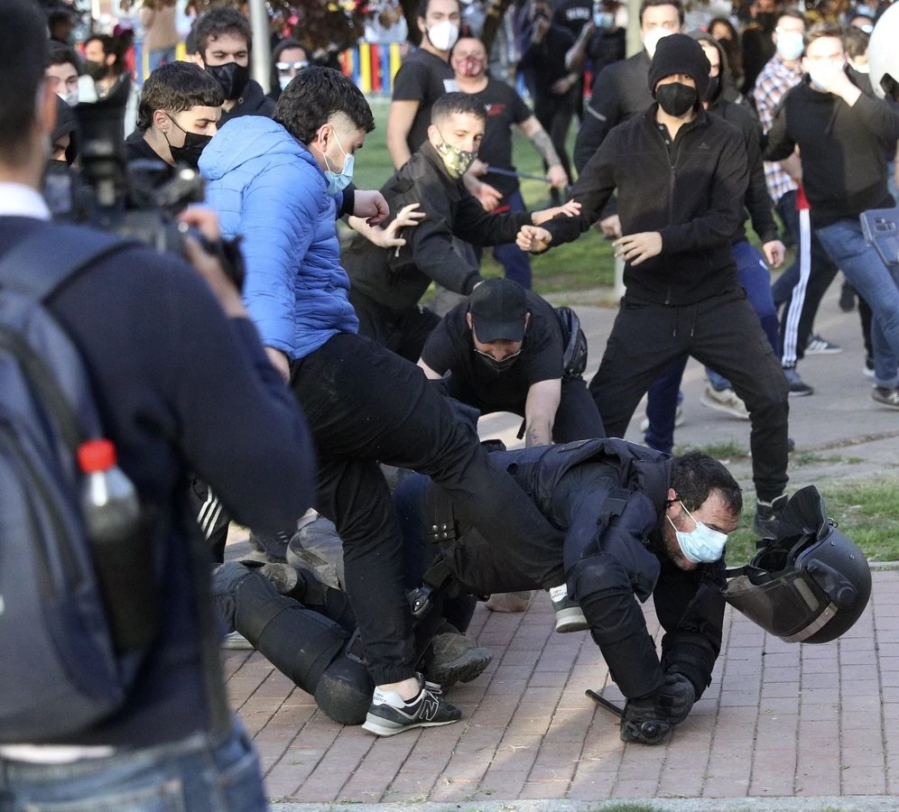 isanseba's tweet photo. Seguro que @PabloIglesias 
Se emociona viendo cómo estos “antifascistas” (¡qué sarcasmo!) apalean a patadas a un policía caído...
¿Serán identificados y procesados los agresores?
 https://t.co/fgz6s6KG1o