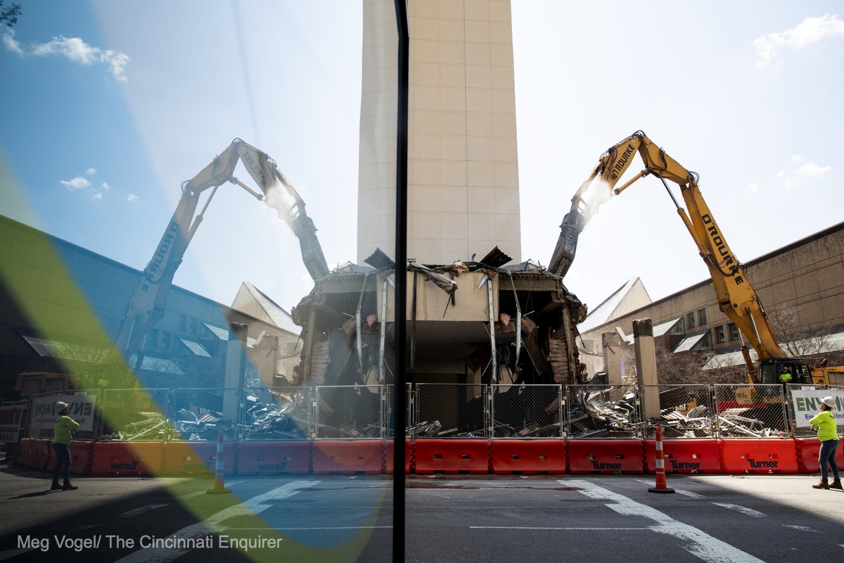 MegVogelphoto's tweet image. 👋Goodbye, Millennium Hotel. 

The 872-room hotel will be torn down piece by piece after officials ruled out the building's partial implosion. It will take over a year to complete. @Enquirer