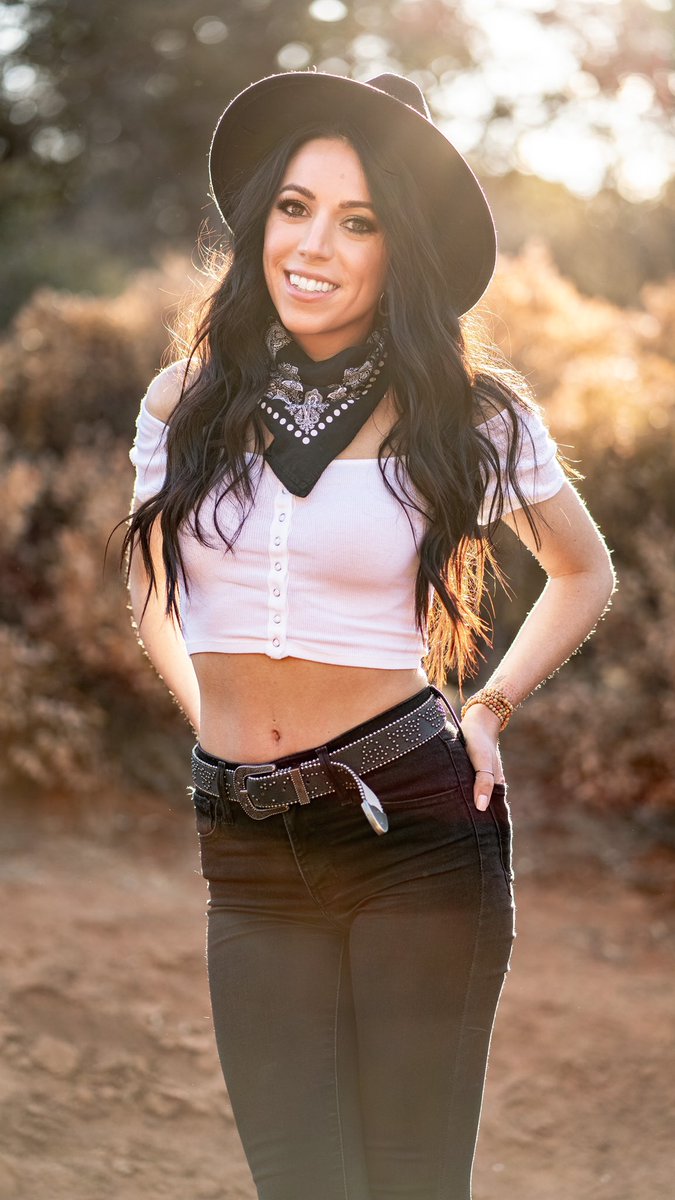 TaraCarlton's tweet photo. You can be strong, independent, direct, a leader, grieving, creative, and a listener. 
And still be soft, need support, kind, need guidance, find joy, need inspiration, and have a voice. 
#goldenhour #betruebeyou #smile #countrygirl #sedona #levis #grateful #GodIsGood https://t.co/XXq5ktIh2x