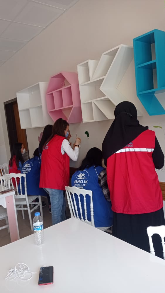SehitBulent's tweet photo. Okulumuz kütüphanesi şehidimizin eşi Ebru Doğan'ın girişimi ile gönüllü @kayseridamla_ ekibi üniversiteli gençler tarafından yeni kitaplarla zenginleştirilmiş ve boyanmıştır. Emeği geçenlere ve gençlere teşekkürler.@ziyaselcuk @bycandiroglu @arahman156 https://t.co/eUGX1pnqyd