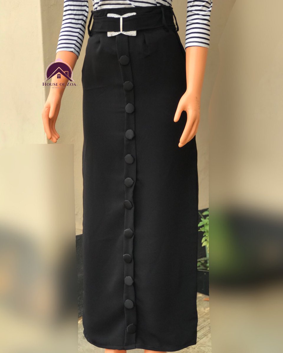 3 of 3 🌹

Close-up view🌹

Available in all colors🌹

Price: #5000 🌹

#black #skirt #longskirt #skirtlove #skirtinspiration #botton #boxpleat #closed #slitskirt #fashionstyle #fashiondesigner #modestwear #wcw #officewears #cooperatewears #stripedtop #blackandwhitephotography