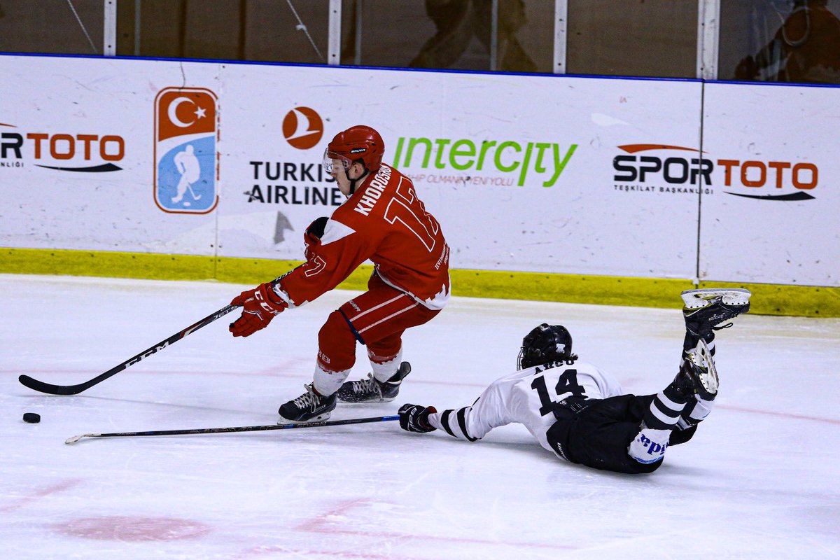 TBHForgtr's tweet photo. Uzatmalara giden yarı final serisini Zeytinburnu Belediyesi SK kazanarak adını finale yazdırdı. 🏒

#IntercitySüperLig https://t.co/2iTAm3ihDB