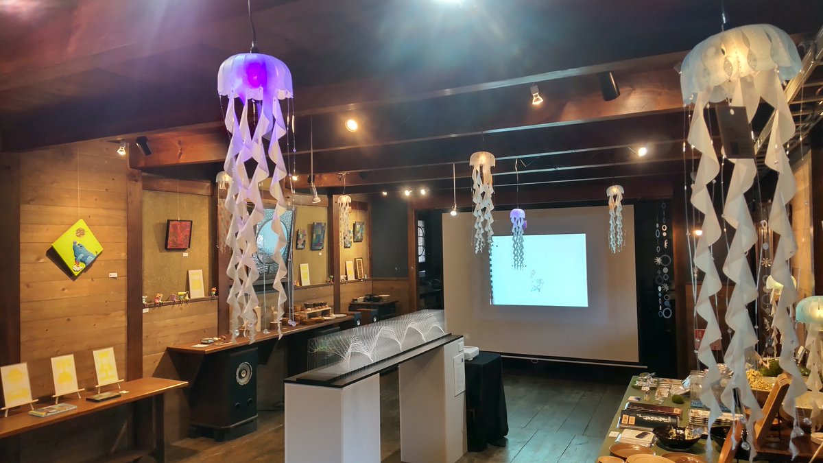 hkakuki's tweet photo. 茶吉庵米蔵ギャラリー「New Traditional Arts 2021 －粋－」。１階はHi*roomさんのクラゲが泳ぐスタイリッシュ空間。２階は幻想空間、北野雪経さんの黄金と影、藤原正和さん、ちょうりん美智子さんの艶やかな光。ハラチグサさんの人形がコソッと可愛くアクセント。真夜中の蔵、きっと凄いに違いない。 https://t.co/GeP4hLkRLq