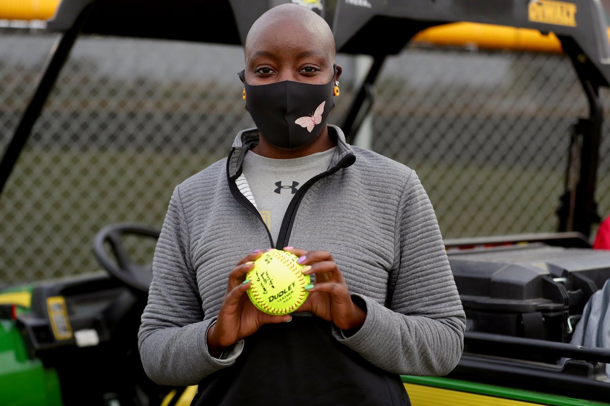 ICYMI: On April 6, <a href="/JohnsonJagsSB/">Johnson Softball🥎</a> &amp; @LehmanLobo softball rallied together following their district game in support of Johnson HS Athletic Trainer Amber Jones, who is currently battling breast cancer. Lobo players also gave Jones a signed softball with words of encouragement.