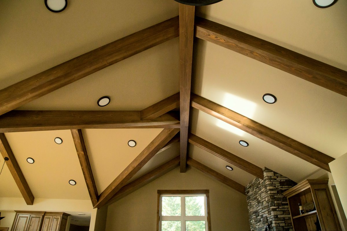VCLBuilders's tweet photo. These beautiful exposed wood beams add warmth and depth to this open concept build. The rich colour contrasts with the lighter ceiling tone for a striking combination. https://t.co/WljeNy3qDA