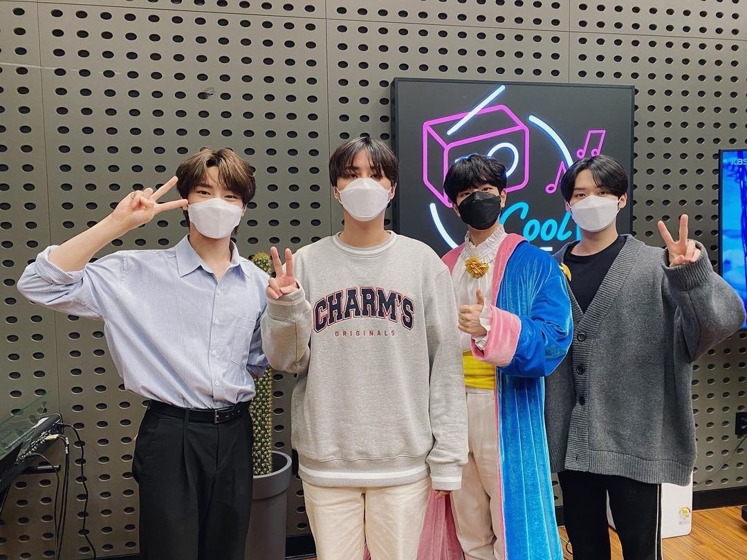 DAY6Updates's tweet photo. [PICS] 210408 #DAY6 #YoungK from day6_kisstheradio's instagram - https://t.co/5qIcCKKI2B (1) https://t.co/wQGrcqiuIc