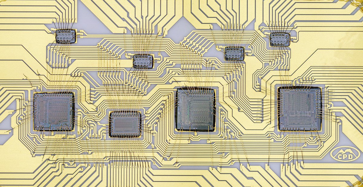 Siliconinsid's tweet image. HP 5061-3001 (1975)
While Intel marketed the i4004, HP developed a full blown 16bit CPU for the HP 9825 computer. It was implemented with 4 NMOS dies on a ceramic module, the
BPC (Binary Processor Chip), EMC (Extended Math Chip), IOC (I/O chip) and AEC (Extended Address Chip).