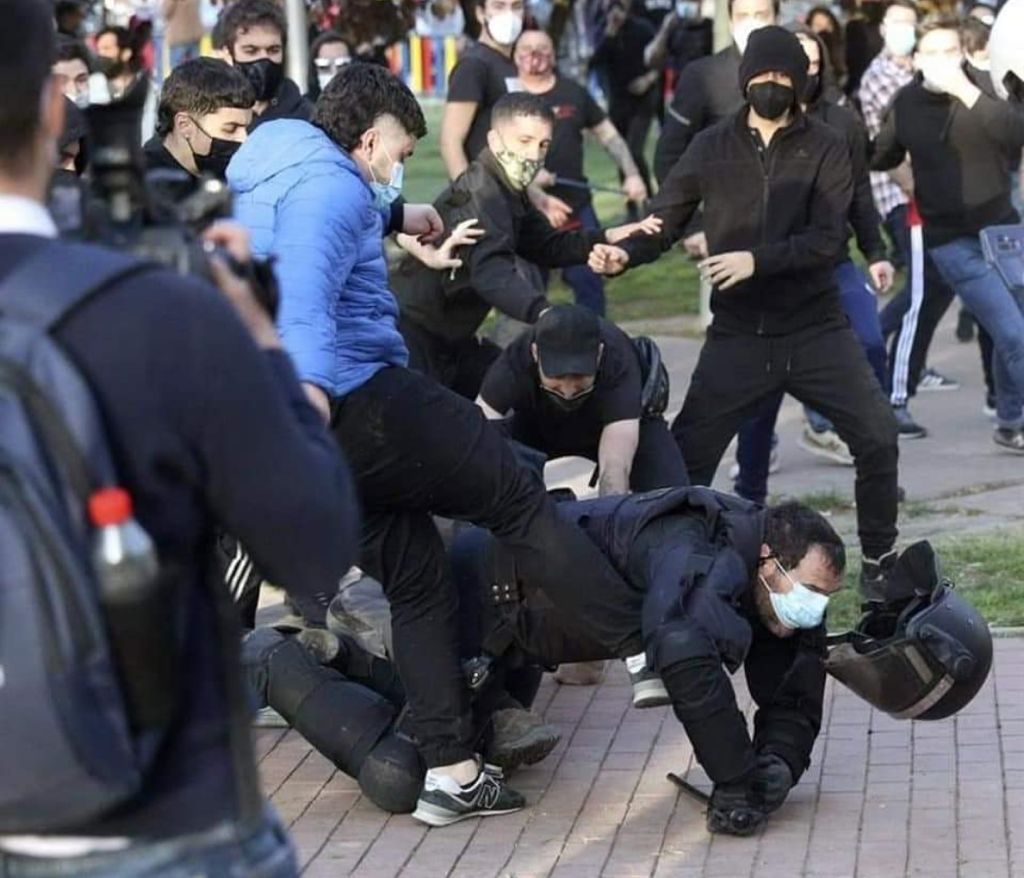 Santi_ABASCAL's tweet photo. Esta patada cobarde la han dado Sanchez, Marlaska e Iglesias; los que han enviado a los sicarios y los que han maniatado a los policías. https://t.co/xhL61rzr8H