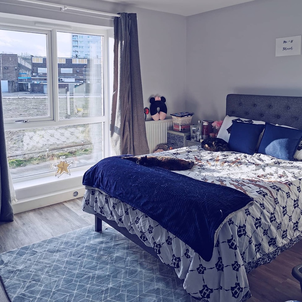 PlanetVikki's tweet image. I need to get blinds for this window but I do love how the light comes in 😊

Also can't beat some Harry Potter bedding 😂
.
.
.
#needblinds #freshbedding #cleanbedding #bedroom #greyandnavy #sunlight #springdays #spring #springtime #harrypotter #harry… instagr.am/p/CNYHITpLcVY/