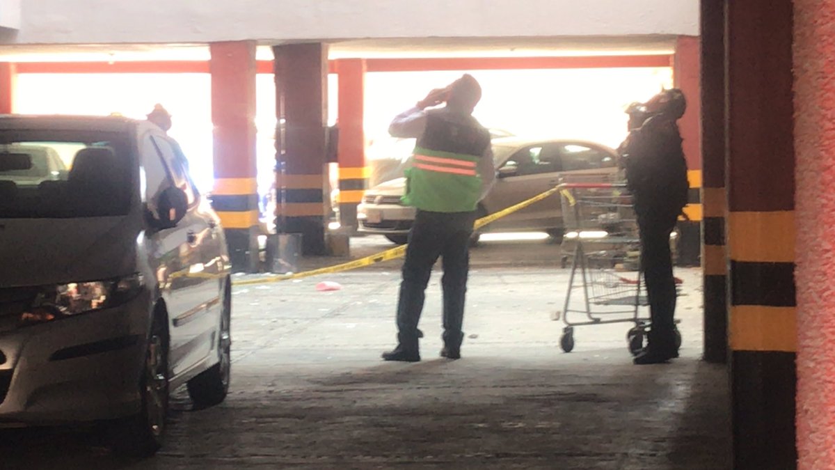 Movilización de cuerpos de emergencia por una explosión de acumulación de gas en un departamento en la calle de Bartolache número 1833 en la colonia Del Valle , no se reportan personas lesionadas , los condóminos tuvieron que ser desalojados .