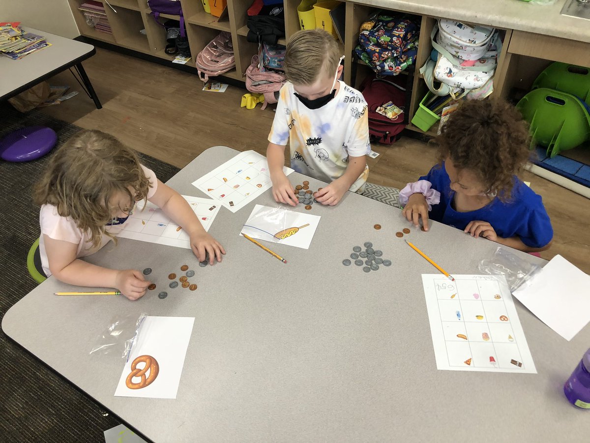 MrsCollatos's tweet photo. We went shopping for some carnival food in first grade today!! #bradleyfirst #CISDsolves #ConroeISD #BradleyCISD https://t.co/53w6priRDc