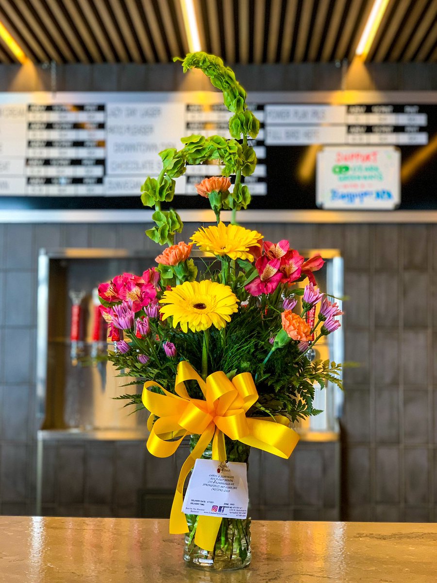 HFBrewing's tweet image. HUGE thank you to Sandy Higgins at The Crackerjack Shack in Republic, MO for the beautiful flowers! It was great to meet you at the @AWCSGF meeting. Thank you so much! 🍻 

#womensupportingwomen #awc #letsgogirls