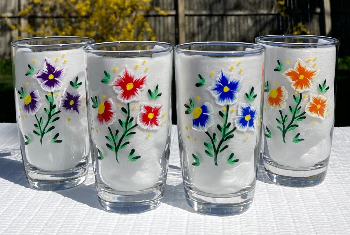 Great gift for Mom etsy.com/listing/982013… #juiceglasses #paintedglasses #homedecor #MothersDay #mothersdaygift #giftsformom #housewarminggift #weddinggift