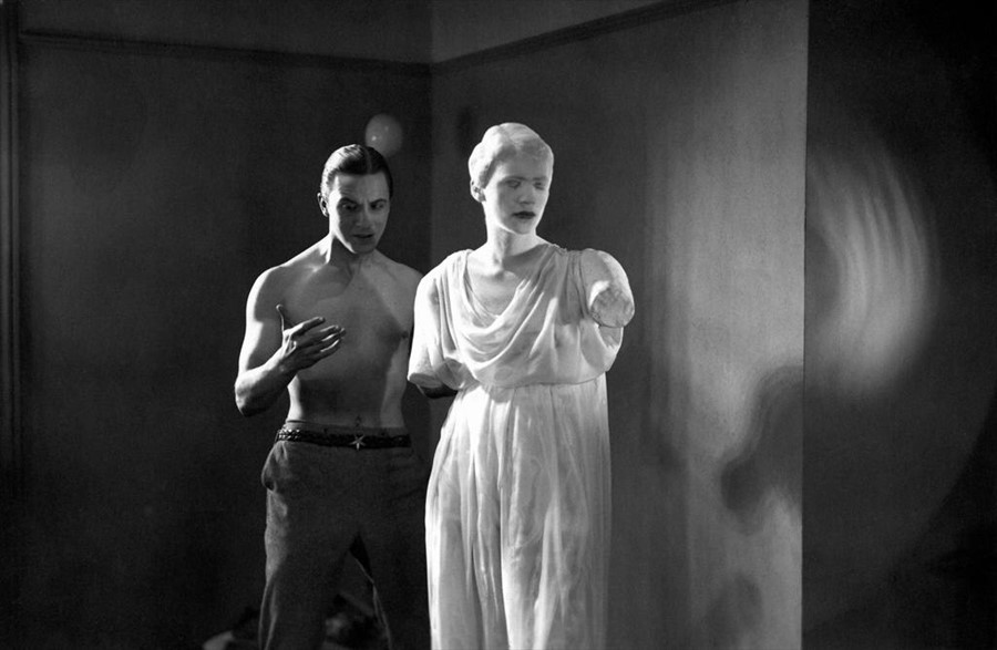 eleanormedcalf's tweet image. Watching @barefacedgreek&apos;s beautiful opening of Troades in the @V_and_A with statues &quot;playing mortals&quot;, brought to life by the words of the gods, reminds me of #LeeMiller&apos;s stunning performance in #JeanCocteau Le Sang D&apos;un Poète and L&apos;Ennui mortel de l&apos;immortalité @FarleysHG