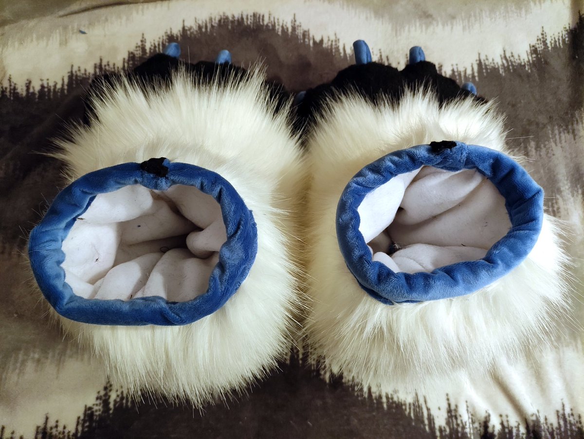 Indoor paws !!

Soft beans are finished and fursuit itself is almost done as well !

Very soon he can be shipped to his new home !

#paw #furry #fursuit #fursuitmaker