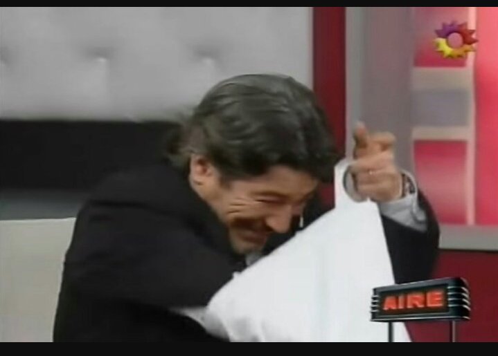 Tu amigo buscando la billetera en el asado. Sabiendo que no la trajo