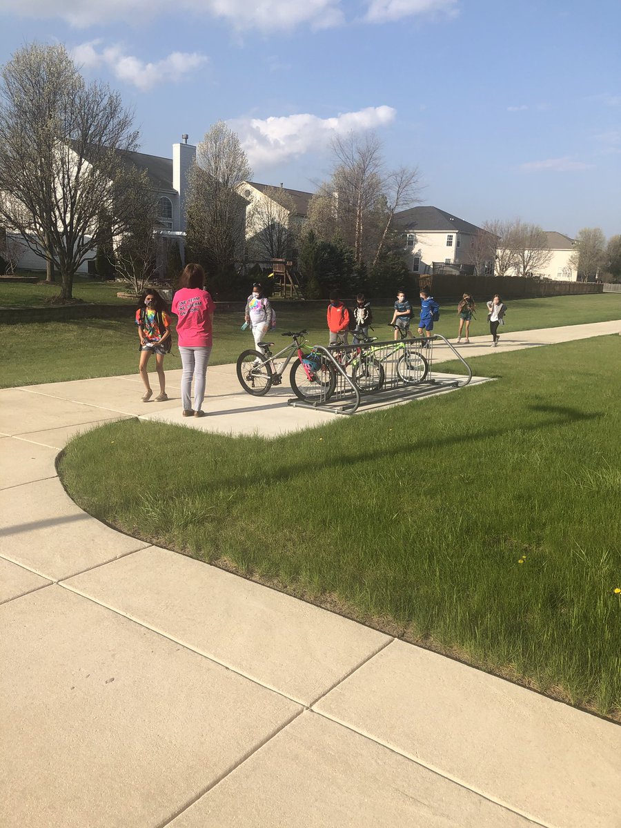 MrHarrisEE's tweet photo. What a great day! More students returned and some were treated to a red carpet entrance! #OneTeamOneDreamOneGoal #Eichelberger #PSD202 https://t.co/DGeRVtTpzh