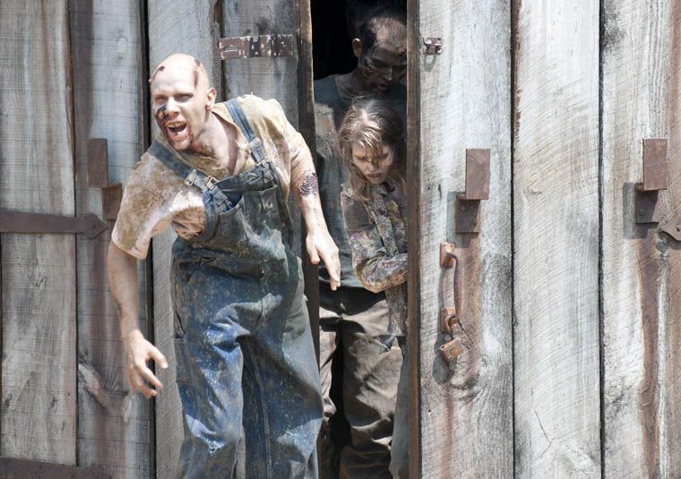 En The Walking Dead (la serie de AMC) Hershel mantenía zombies en el granero con la esperanza de curarlos... pero aún si les quitara los zombies, siguen podridos, algunos mutilados... así que... ¿cómo es eso mejor que matarlos por completo? #PreguntaSeria #Duda #TheWalkingDead