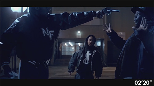 rapaddict__'s tweet photo. Une référence à une scène culte du film La Haine apparait un peu plus loin dans le clip. 
Plus exactement à 2m20. https://t.co/drPnLFLpUj