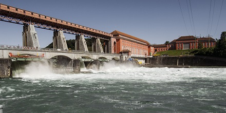 axpo's tweet image. Startschuss für unsere #Wasserstoff-Projekte: Beim Wasserkraftwerk Eglisau-Glattfelden wandeln wir die Kraft des Rheins in Treibstoff um. So ersetzen wir jährlich über 1.5 Mio Liter Diesel. Grüner Wasserstoff ist  wichtiges Puzzlestück der Dekarbonisierung bit.ly/3wV1eBp