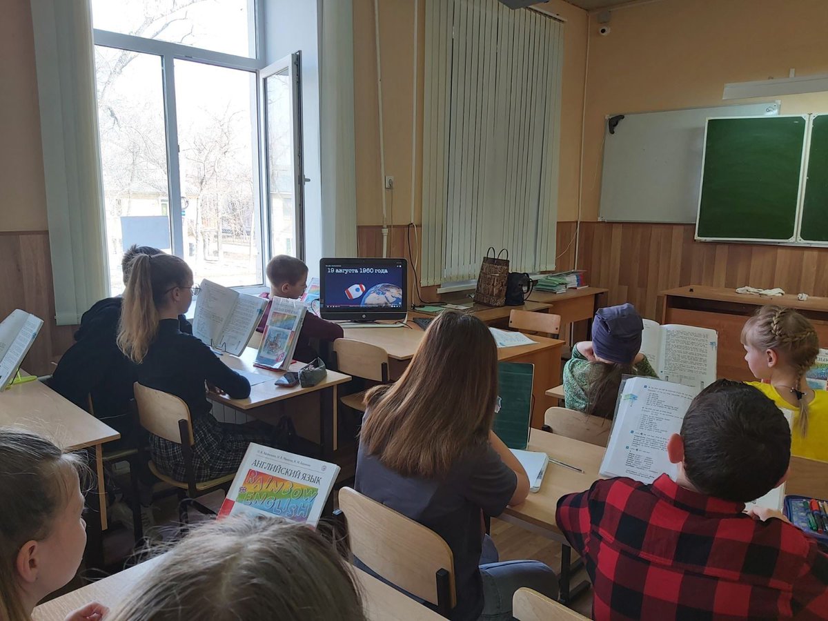 school129samara's tweet photo. 🚀12 апреля в день 60-летия полёта в космос Юрия Гагарина в нашей школе прошли единые открытые уроки, а также выставка рисунков и поделок.💥🚀⭐🚀 https://t.co/IV90poXpzn