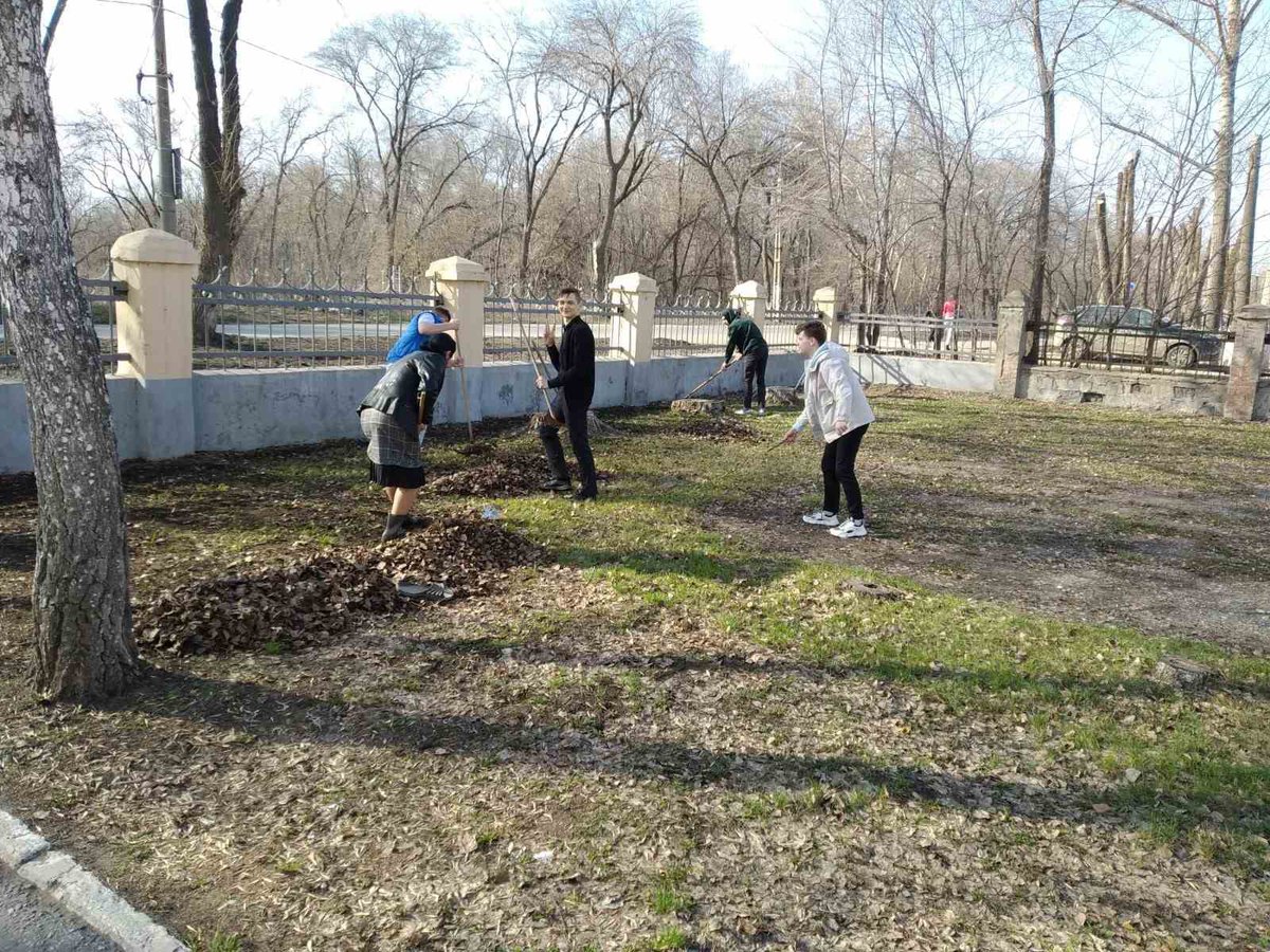 school129samara's tweet photo. А у нас продолжается месячник по благоустройству территории школы👍Благодарим всех за участие!🙏 https://t.co/hWBrIEvSkP