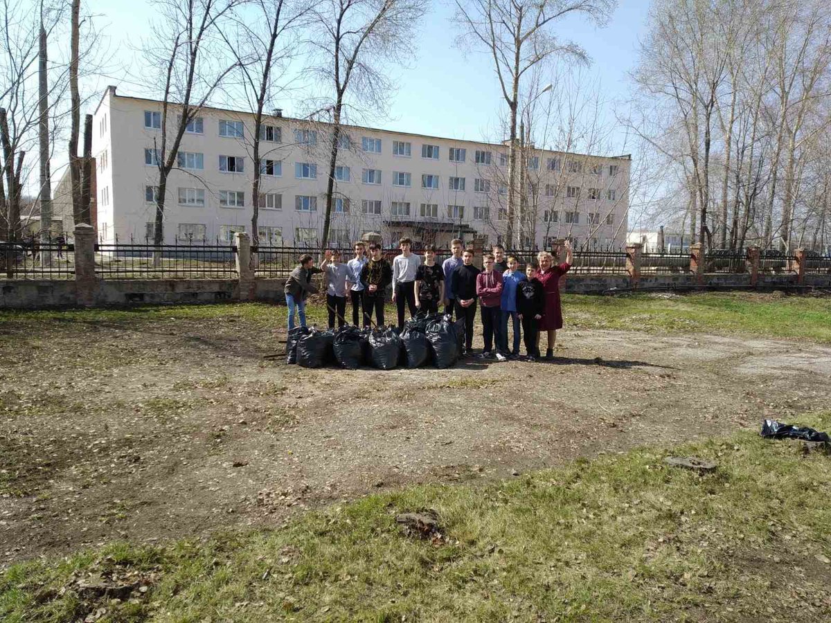 school129samara's tweet photo. А у нас продолжается месячник по благоустройству территории школы👍Благодарим всех за участие!🙏 https://t.co/hWBrIEvSkP
