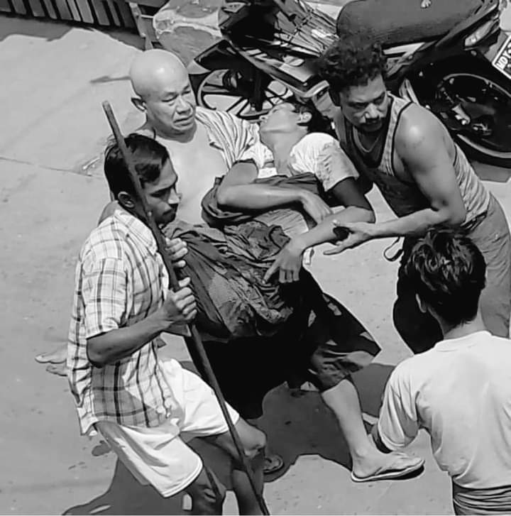 The junta's armed forces staged an aggressive crackdown on Muslim neighborhoods in Mandalay which were protecting the marching medical doctors, students and nurses this morning. At least a civilian was killed and many were injured and arrested.
#WhatsHappeningInMyanmar 
#Apr15