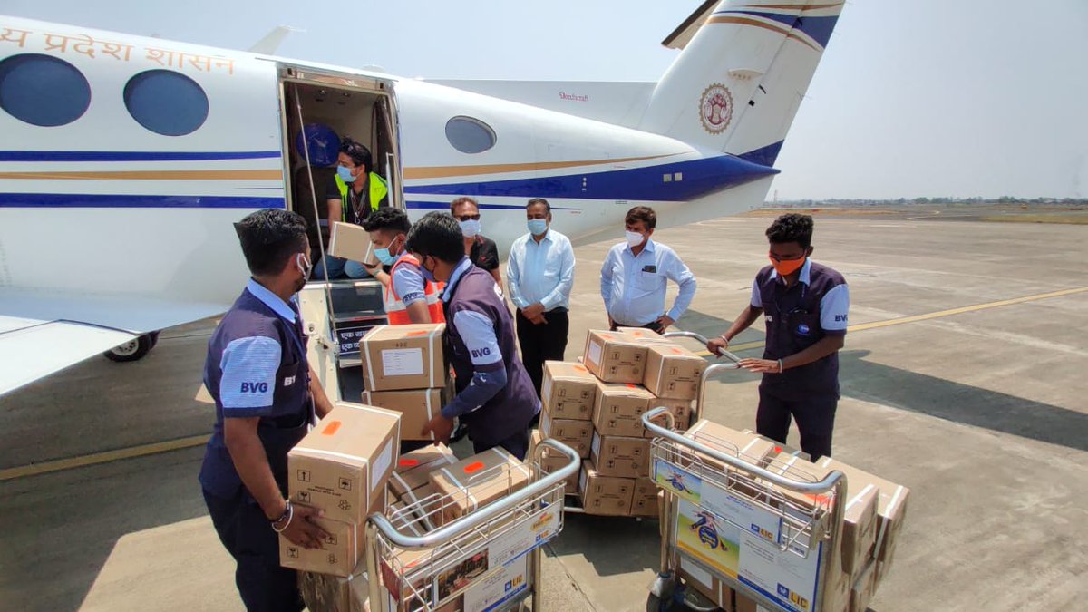 आज रेमडेसिवीर इंजेक्शन के 200 बॉक्स जिनमें कुल 9,264 वायल्स हैं, इंदौर एयरपोर्ट पहुँचे। चौपर द्वारा 42 बॉक्स भोपाल, 7 रतलाम और 4 बॉक्स खंडवा पहुँचाये जाएंगे। स्टेट प्लेन से 19 बॉक्स ग्वालियर, 18 रीवा, 39 जबलपुर और 14 बॉक्स सागर पहुँचाये जाएंगे‌। 57 बॉक्स इंदौर के लिए रखे जाएंगे।