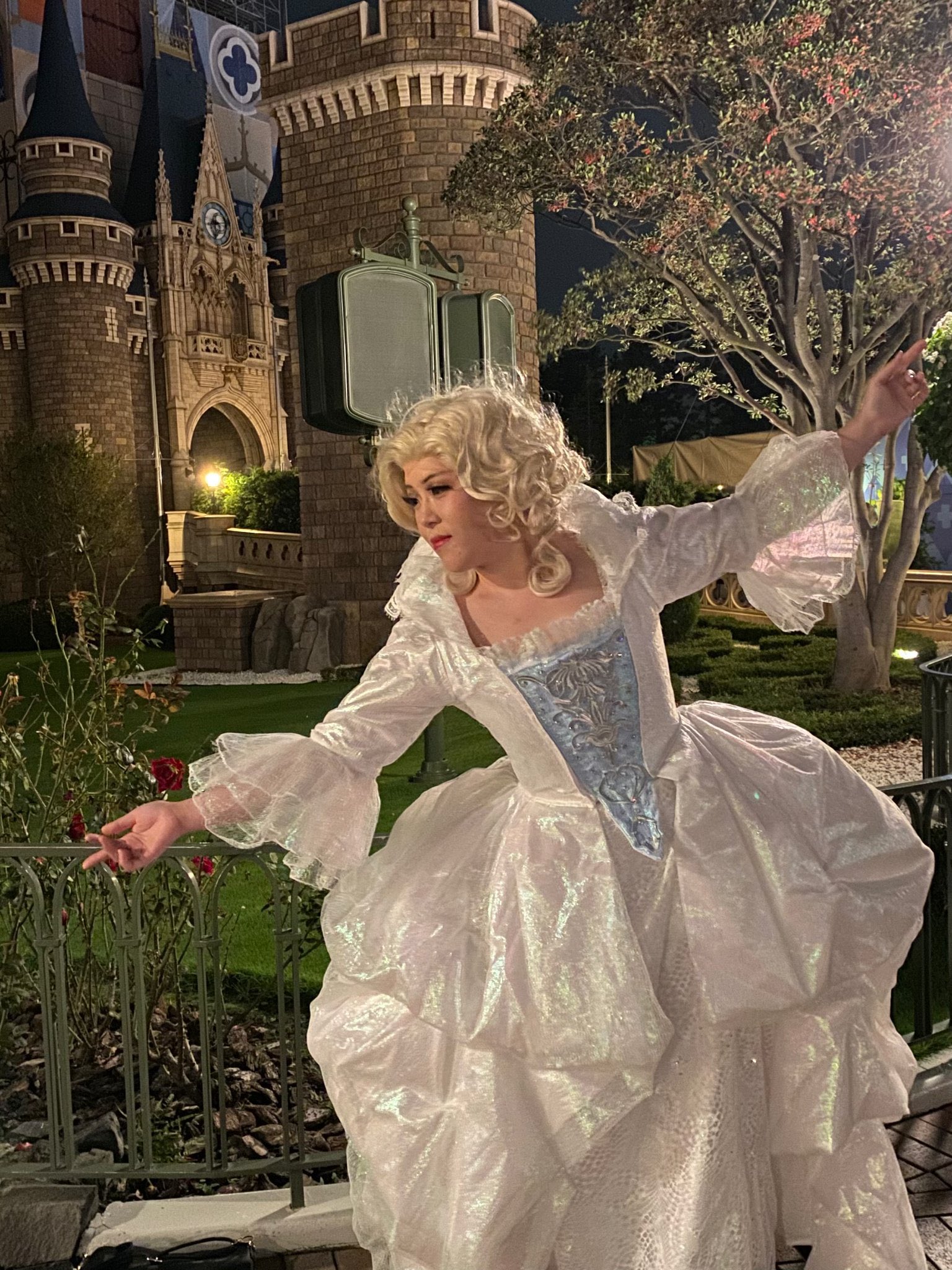 汐音 Ar Twitter 実写シンデレラのフェアリーゴッドマザーは デザイナーのサンディ パウエルさんの言う通り 軽くてキラキラ光って ふわふわの泡みたい なドレス 初めて映画の中で見た時 なんて夢のようなドレス っと感動 この 本の中では細かいディテールまで