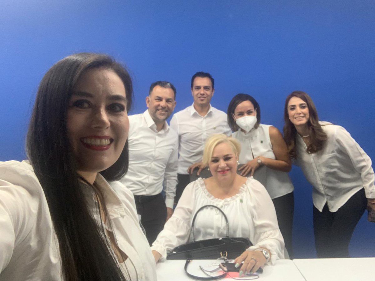 ClaudiaTudor_'s tweet photo. Más que colegas, grandes compañer@s de vida. 
Gracias por permitirme formar parte de esta comunidad llena de aprendizajes, compañerismo y confianza. 
#YoSoyAmpi  @AMPI_LeonGto https://t.co/A2mQ23GLA1
